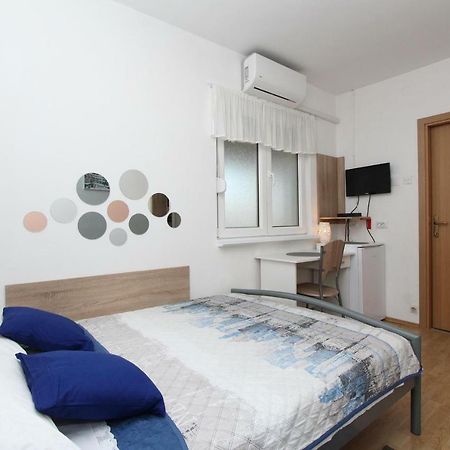 Apartments And Room Eva Ровин Екстериор снимка