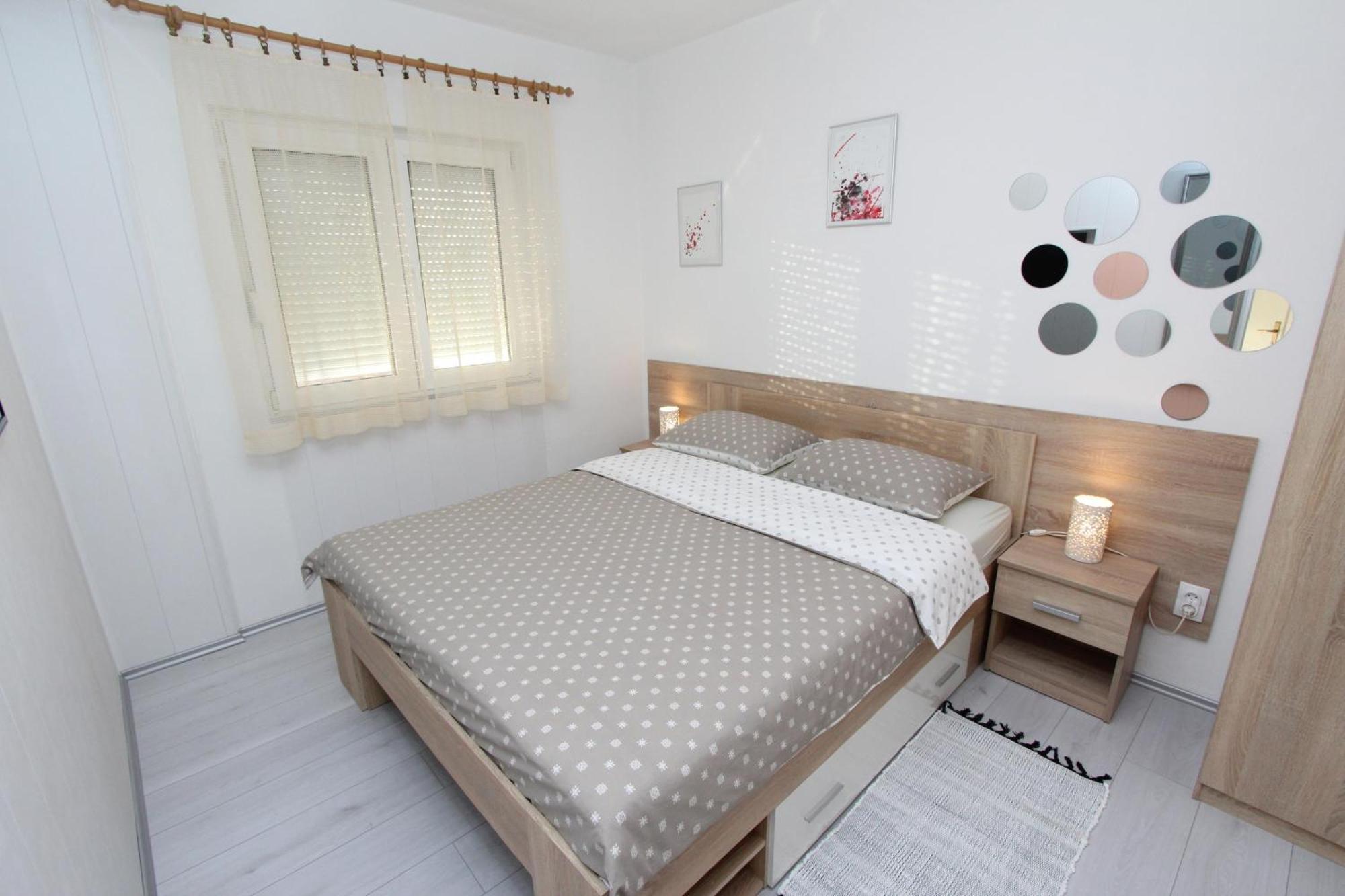 Apartments And Room Eva Ровин Екстериор снимка